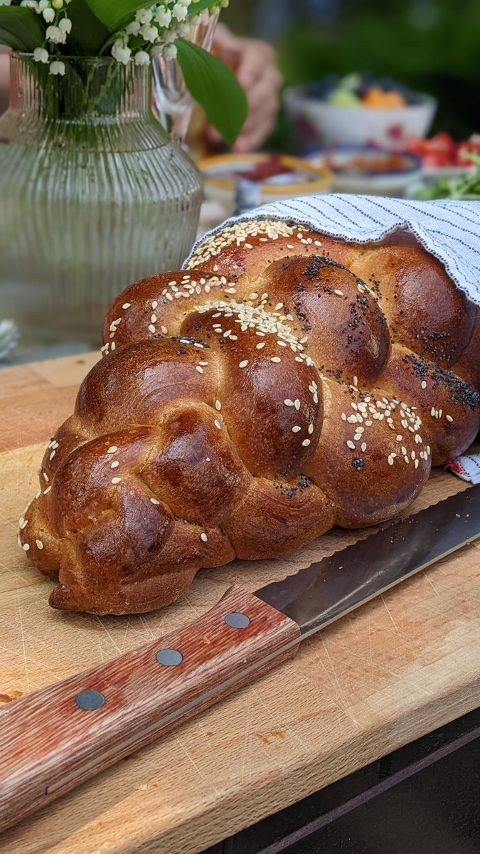 Fridays in the bakery have become pretty special since we started making Challah. I'm in awe of the bakers' skills here. I am happy to say I can't take any credit for these beauties. My braiding skills are...not great.

Ready at 1pm every Friday 💕