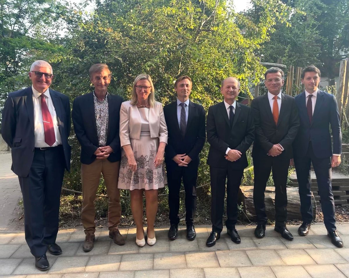 Ambassade de France en Belgique 🇨🇵 🇪🇺 (@ambassfrancebel) on Twitter photo L’Ambassadeur de France en Belgique, M. François Sénémaud, était à Anvers pour une conférence sur la thématique Crises et diplomatie au <a href="/AnversLycee/">Lycée Français International Anvers</a> sur l’invitation de <a href="/afanvers/">Alliance Fr. Anvers</a>. 1/2 L’Ambassadeur de France en Belgique, M. François Sénémaud, était à Anvers pour une conférence sur la thématique Crises et diplomatie au <a href="/AnversLycee/">Lycée Français International Anvers</a> sur l’invitation de <a href="/afanvers/">Alliance Fr. Anvers</a>. 1/2