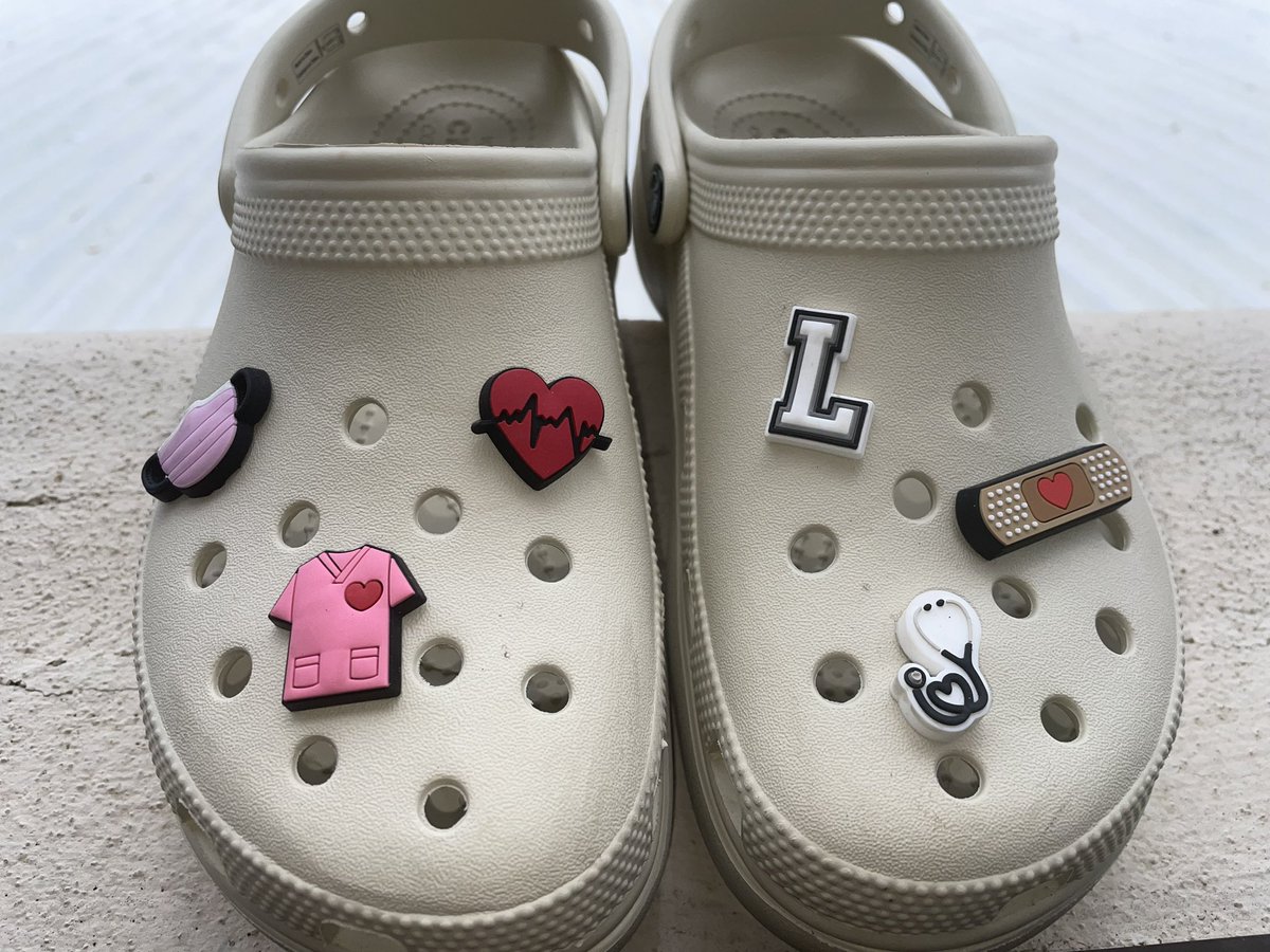 pauwallacee's tweet photo. Holaaaa✨💜

Les quería compartir mi nuevo emprendimiento. Son jibbitz/charms para las crocs. 

Salimos en instagram como: jibbitzcr

Si me ayudan con un rt se los agradecería.💜 https://t.co/0uymmfJ9y6