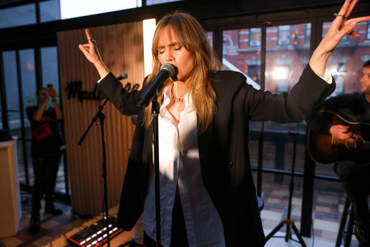 Suki Waterhouse performing at Madewell Summersounds last night, 08, in New York.

shorturl.at/egmvU