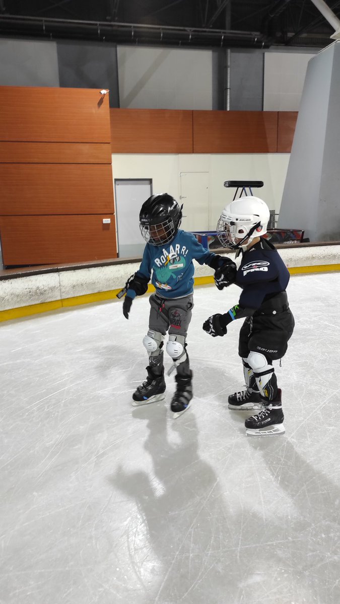 caribous77's tweet photo. À l'occasion de la soirée Amène ton pote, de nombreux enfants sont venus découvrir le hockey chez les Caribous. 

Cette photo résume à elle seule l'esprit de ce moment

#HockeySurGlace #Dammarie #Letsgocabs #Cabs77 https://t.co/K6IcojdoGh