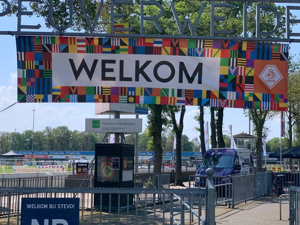 RKVVSTEVO's tweet photo. Het wordt tropisch warm zaterdag bij het Wesselink-Buunk voetvolleytoernooi. 
De zonnebrandcrème staat al klaar en het belooft opnieuw een fantastische happening te worden. 
Kom ook kijken naar 60 teams die strijden om de eerste plek. https://t.co/NL7eEGzdZI