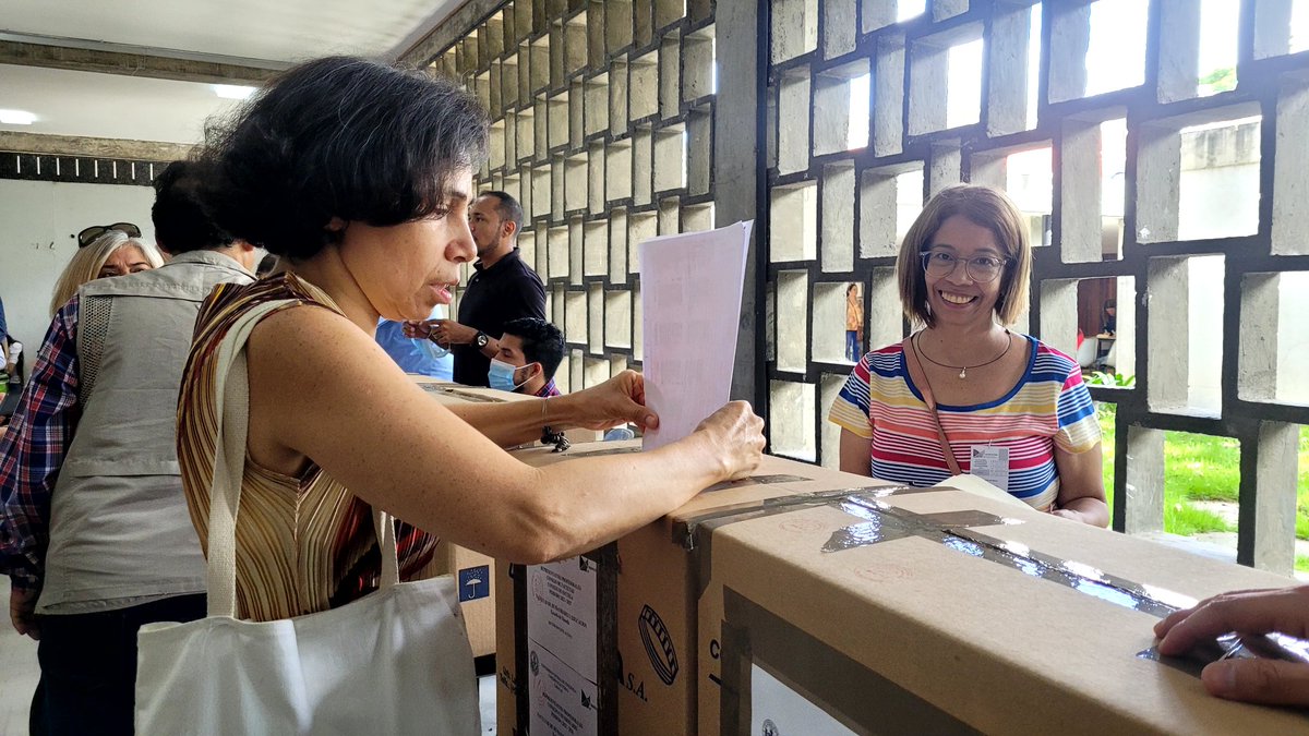 globovision's tweet photo. #Ahora | Profesores de la Facultad de Humanidades ya iniciaron a ejercer su derecho al voto para la renovación de autoridades de la #UCV

#EleccionesUCV https://t.co/ObhCH9mnnU
