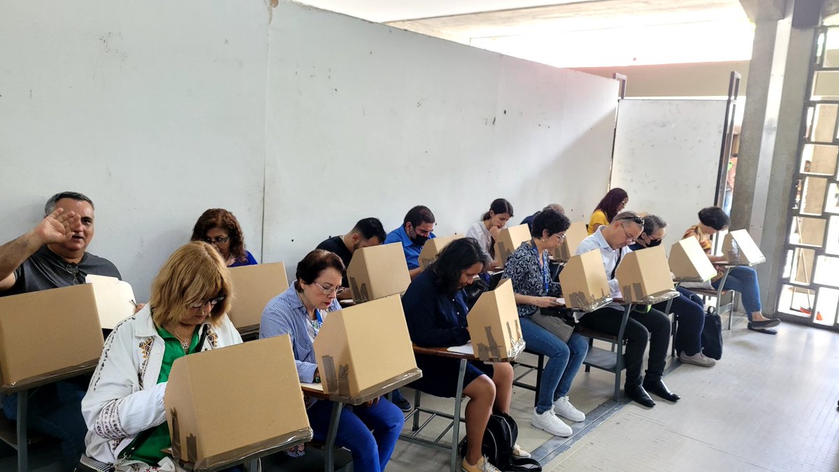 globovision's tweet photo. #Ahora | Profesores de la Facultad de Humanidades ya iniciaron a ejercer su derecho al voto para la renovación de autoridades de la #UCV

#EleccionesUCV https://t.co/ObhCH9mnnU