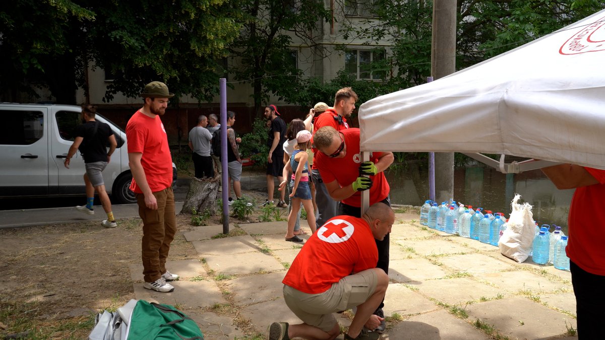 Norges Røde Kors (@rodekorsnorge) on Twitter photo Innsatsen i Ukraina: <a href="/RedCrossUkraine/">Ukrainian Red Cross</a> har bidratt i evakueringen av over 2000 mennesker fra de berørte områdene. Redningsinnsatsen vil gå over i en ny fase i løpet av de neste dagene.
rodekors.no/om/presse/pres… Innsatsen i Ukraina: <a href="/RedCrossUkraine/">Ukrainian Red Cross</a> har bidratt i evakueringen av over 2000 mennesker fra de berørte områdene. Redningsinnsatsen vil gå over i en ny fase i løpet av de neste dagene.
rodekors.no/om/presse/pres…