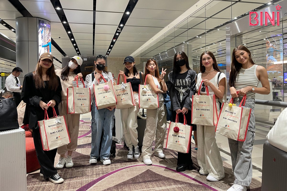 BINI_ph's tweet photo. #BINI : Landed! Our best girls, now in SG! Happy to have met ACEs Singapore who also welcomed us upon arrival! Thank you, SHAmily!

Catch BINI perform in 'Spectacle! 2023' The Best of S-Pop &amp; P-Pop at the Esplanade Recital Studio : 06.11.23 | 2PM

🎫 via https://t.co/AlJx2W0Tf2 https://t.co/2v9sFqeNvm
