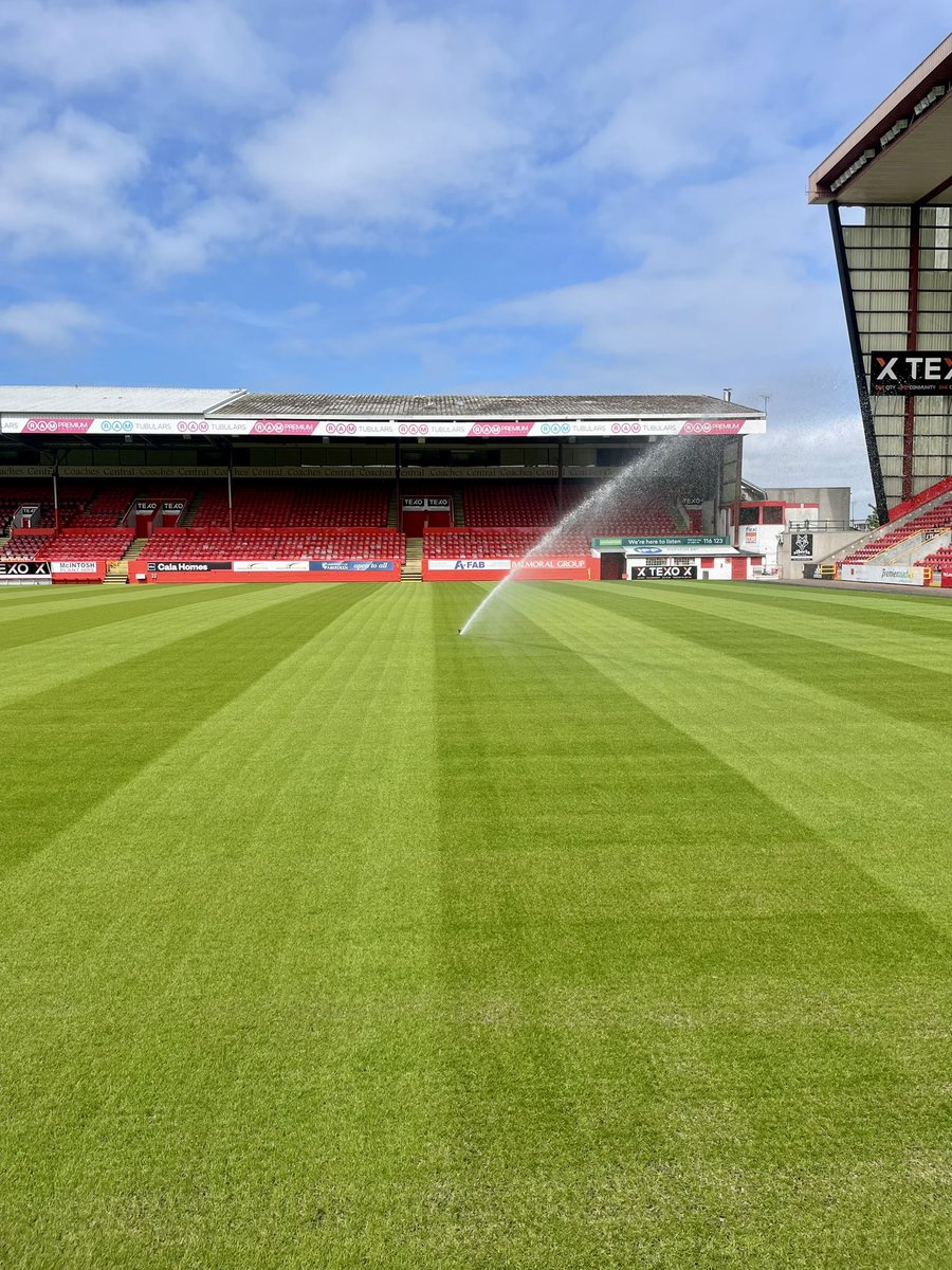 First post renovation cut and granular feed applied. New seedlings developing ahead of schedule 😎👌🏼🌱
<a href="/AberdeenFC/">Aberdeen FC</a> @thegma_ <a href="/BarenbrugUK/">Barenbrug UK</a> <a href="/OriginAmenity/">Origin Amenity Solutions</a>