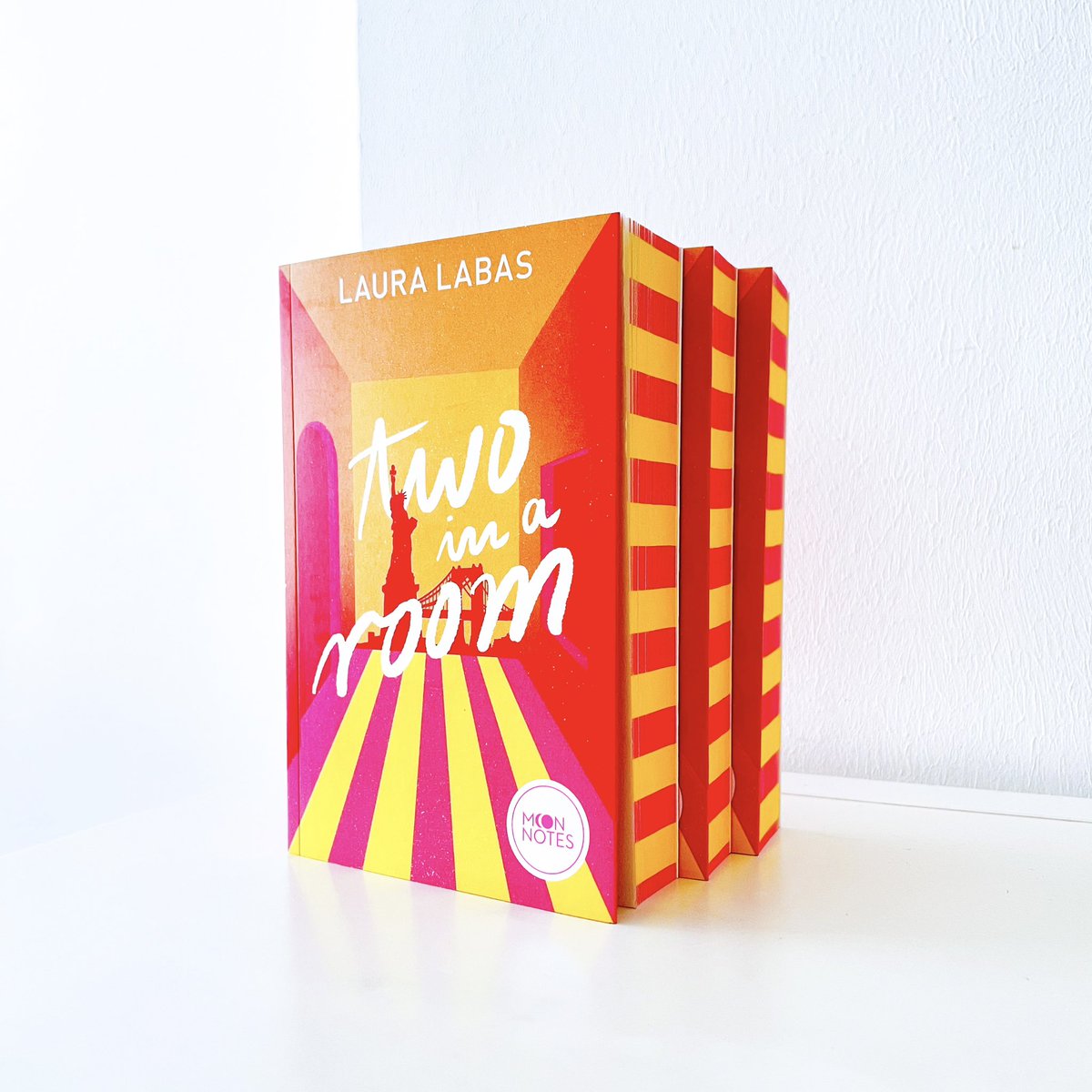 erzaehlperspekt's tweet image. »Sie könnten unterschiedlicher nicht sein, doch auf den Straßen New Yorks stößt zusammen, was zusammengehört.« 🚴‍♀️
Wir freuen uns auf den morgigen Start von @Lauralabas‘ New-Adult-Roman »Two In A Room« bei Moon Notes. ❤️💖🧡💛
#lauralabas #moonnotes #threewithakey #twoinaroom