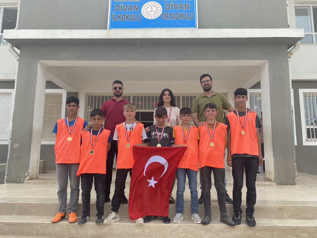 divanokulu's tweet photo. Final karşılaşması için nefesler tutuldu ⚽️ Birinciliği elde eden 8-A Sınıfı madalyaları almaya hak kazandı 🏅🏆 

@siverekmem63 @NKapanoglu @tcmeb https://t.co/adoId3Lo2h