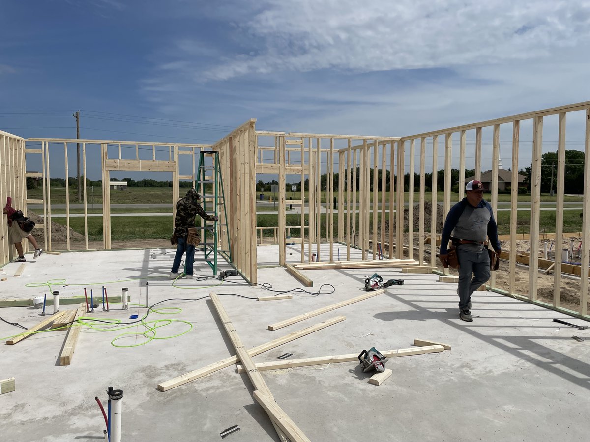 BldrFirstSource's tweet photo. Check out #READYFRAME in action! 💥
⏱️ #Framing on this project took 15 hours total with four framers - a reduction from a typical three-day timeframe.
Find out more about READY-FRAME® ⬇️
https://t.co/rd8qEkJ8ce https://t.co/GW7wkGP4rr