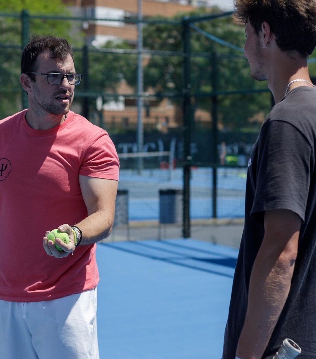 En Barcelona Sports Academy el trabajo psicológico se adapta al máximo a los deportistas. El trabajo mental se realiza tanto fuera como dentro de la pista.
Trabajamos los principios de:

-Individualidad 👤
-Variedad 🧠
-Progresión 📈
-Especificidad 🎾
-Planificación coordinada ⚒️