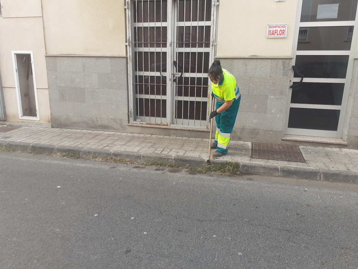 👏 ¿Qué mejor manera de comenzar el #FinDeSemana que con esta imagen del equipo de #TeldeLimpia realizando trabajos de deshierbes en la Calle Fulton?  
 
💪 Mantener las aceras en buen estado es una de nuestras prioridades.

#TeldeLimpia #LimpiezaViaria