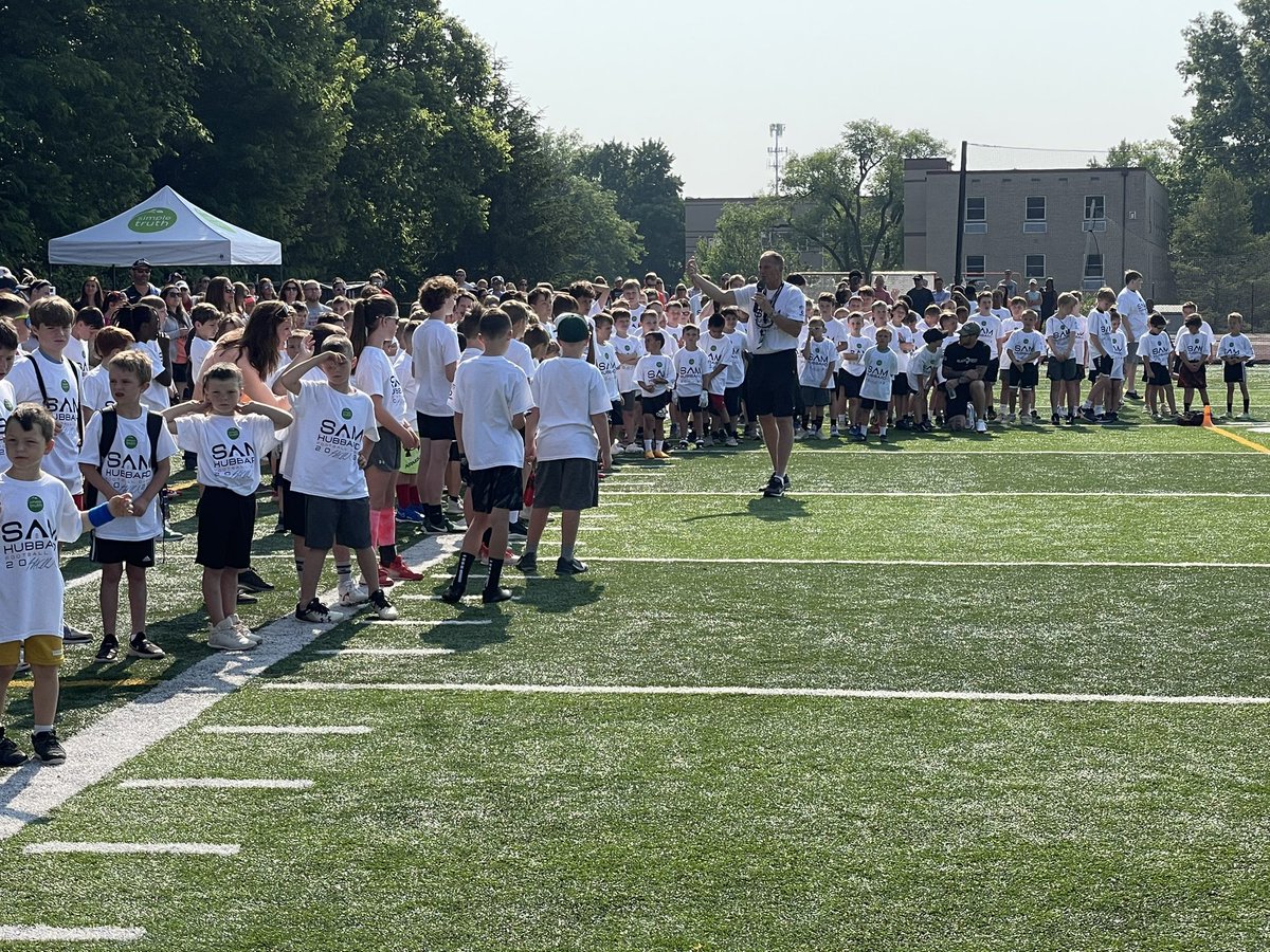 bengaljims_BTR's tweet photo. Almost 1500 kids on waiting list for @Sam_Hubbard_ Camp! 

Sam’s Camp regsieter was full in less than 5 minutes. 

@ljw21 here helping out too! 

CINCINNATI FOOTBALL 👑 https://t.co/HLe5t8qZwG