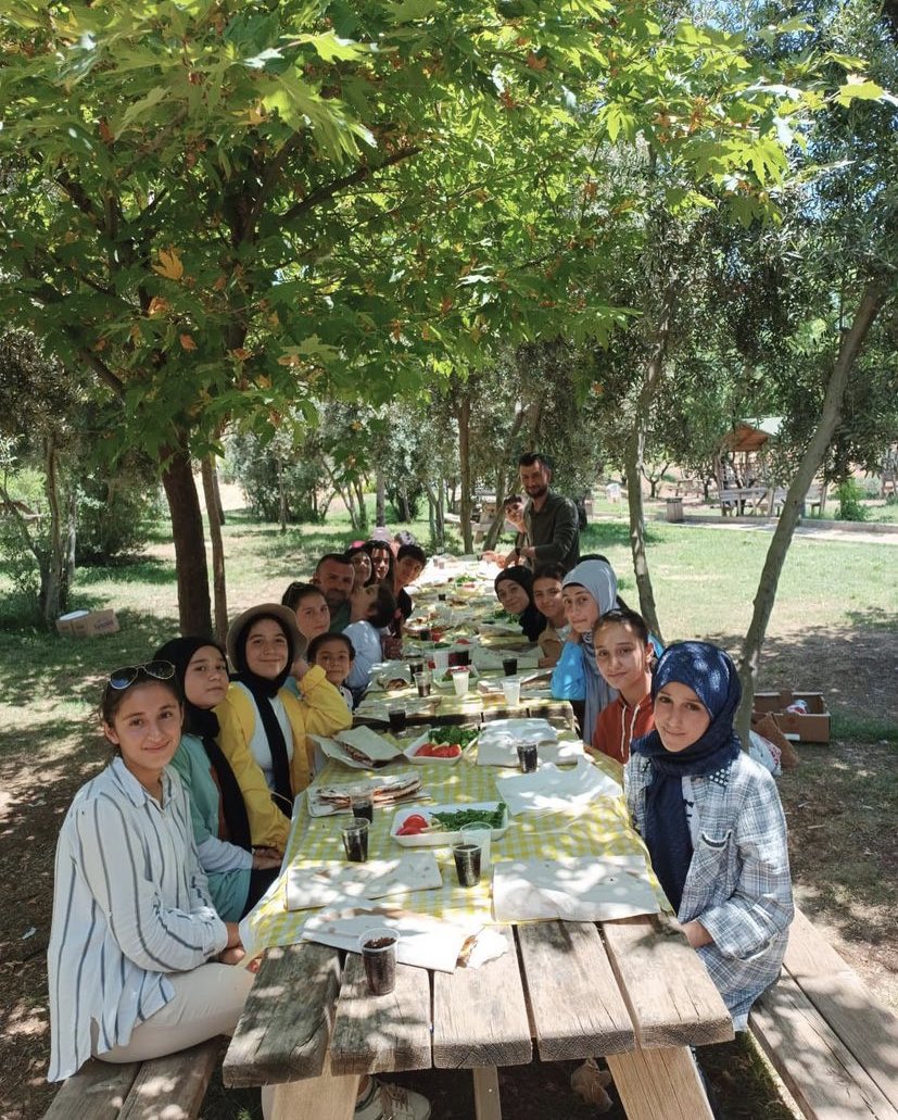 divanokulu's tweet photo. 8.sınıf öğrencilerimizin piknik etkinliği 🌳☀️ Emeği geçen öğretmenlerimize ve servis şoförlerimize teşekkür ederiz 🌸 

@siverekmem63 @NKapanoglu @tcmeb https://t.co/72SHb4uhYR