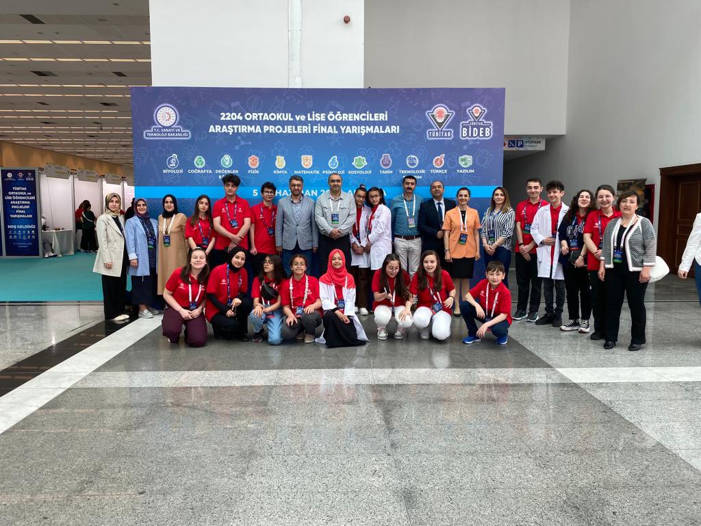 Bu gurur hepimizin👏👏
📌TÜBİTAK Ortaokul Öğrencileri Proje Yarışması Türkiye Finali'nde 
🥇Mehmetçik Ortaokulu Türkiye 1️⃣. si
🥈Hava Meydan Kom. Ort. Türkiye 2️⃣. si 

📌Liseler Proje Yarışması Türkiye Finali'nde ise
🥈Atatürk Anadolu Lisesi Türkiye 2️⃣. si oldu.
<a href="/tcmeb/">Millî Eğitim Bakanlığı</a> <a href="/skaygusuz/">Salih Kaygusuz</a>