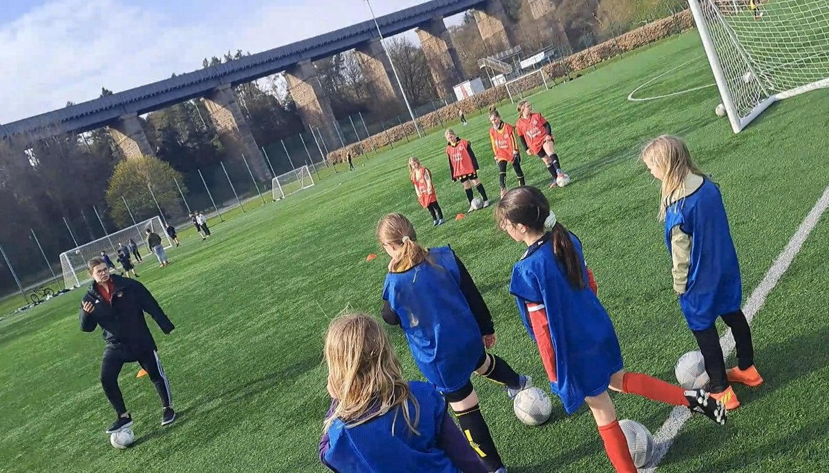 🔴 Participants from the KDM Rachel Corsie Soccer Centre in Stonehaven are having a fantastic time! ⚽️ The girls are developing their skills from @AberdeenWomen's player, @jessbroadrick, through her fun games and practices. Sign up here 👉 bit.ly/3wZTqjf