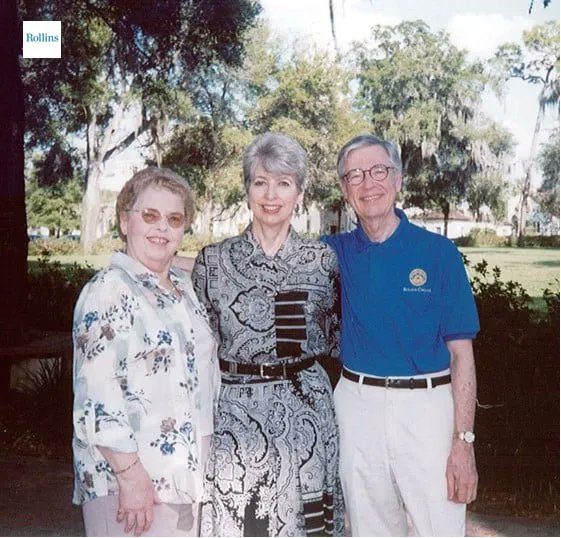 Today is the wedding anniversary of two beloved #RollinsAlumni! Fred Rogers ’51 ‘74H and Joanne Byrd Rogers ’50 ‘05H met as music majors at #RollinsCollege and married #OTD 1952.
They are pictured with Pres. Rita Bornstein ca. 1990.
#RollinsHistory #MisterRogers