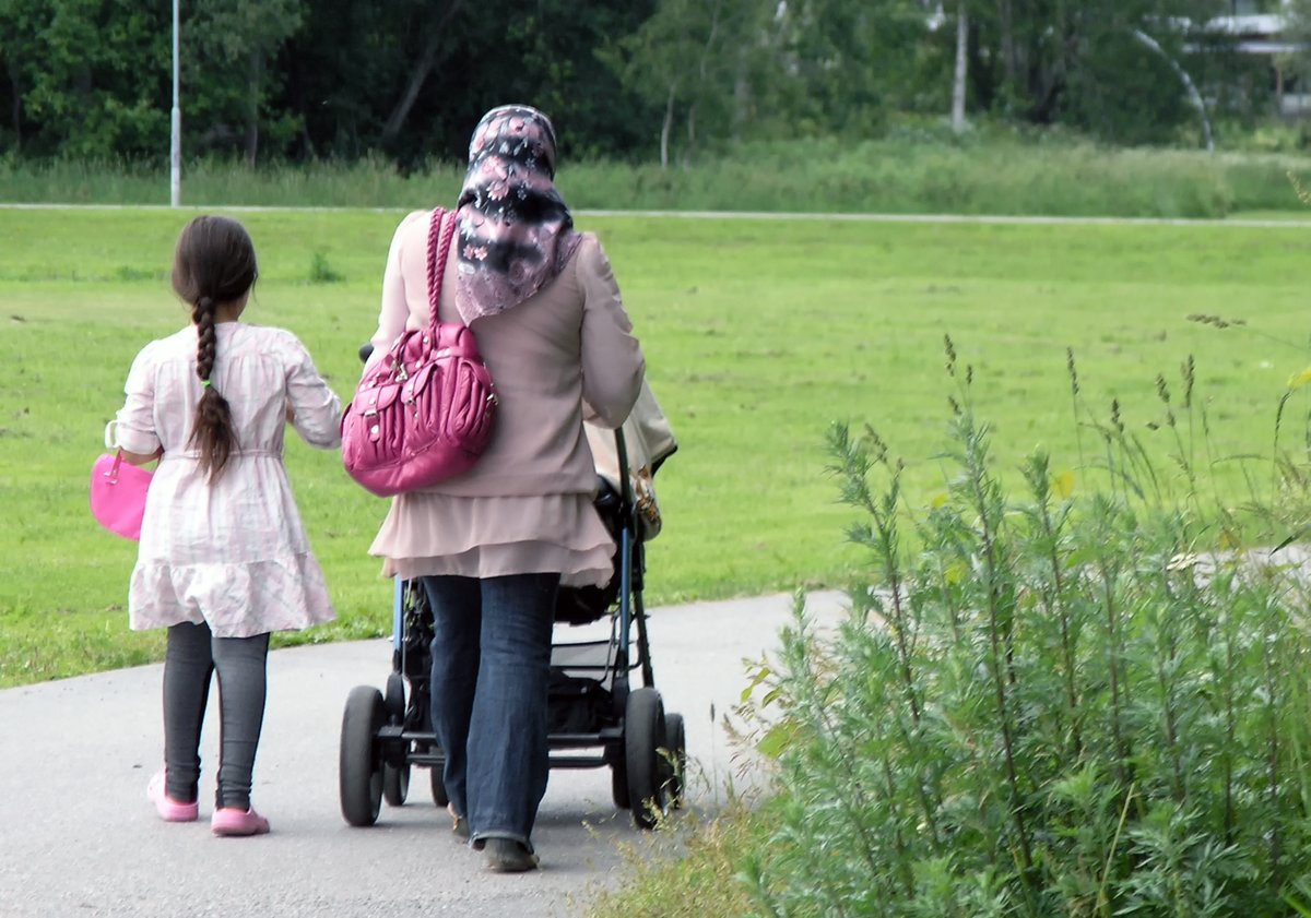 Vad spelar religion och ursprungsregion för roll när det gäller barnafödande? En ny avhandling i demografi av Erik Carlsson visar att ursprungsregionen har större betydelse än religion både när det gäller ideal, intentioner och antal barn. su.se/forskning/nyhe…