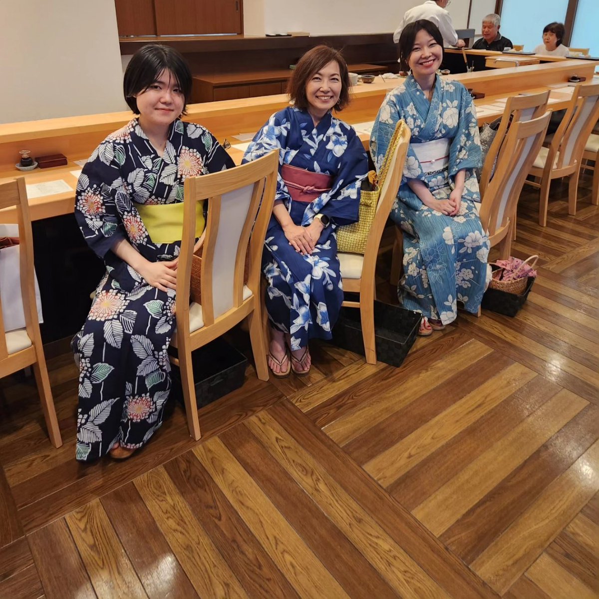 linda_tonaki's tweet photo. 6月9日
仕事というタスクから解放された私

今日は、ロックの日
そして、浴衣女子会

大好きな鮨屋
とまりんにある菊池に
萌子さんと希帆と3人で
＃浴衣女子会

美味しい鮨を摘みながら
飲んで喋って

年休34日目終了

＃年休日記
＃34thday
＃すし菊池
#楽しい🎶 https://t.co/ZAZbLL6dCv