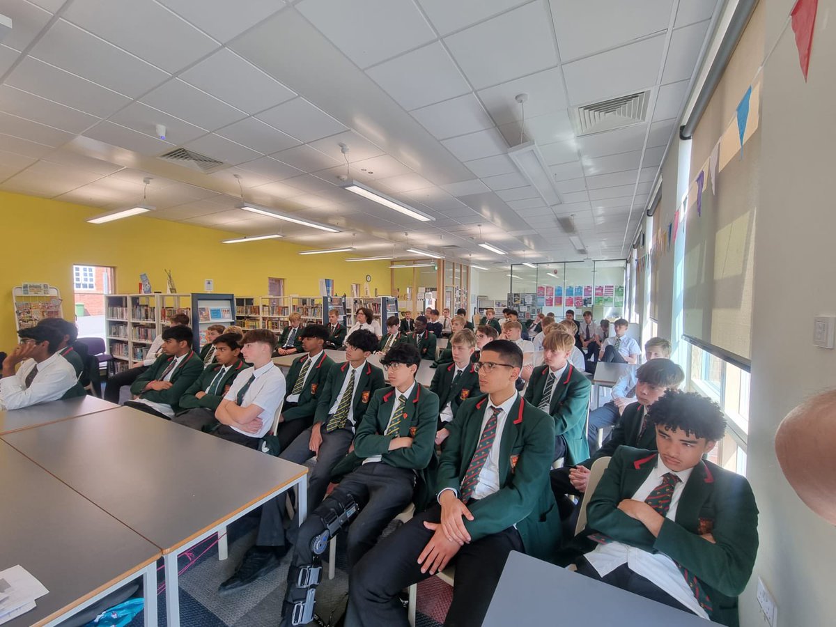 Prospective A-Level PE students received a talk today from old boy, Liam Heaney who is a senior lecturer at Loughborough University! What a great experience and thank you for all your words of advice! 🟢🔴⚫️