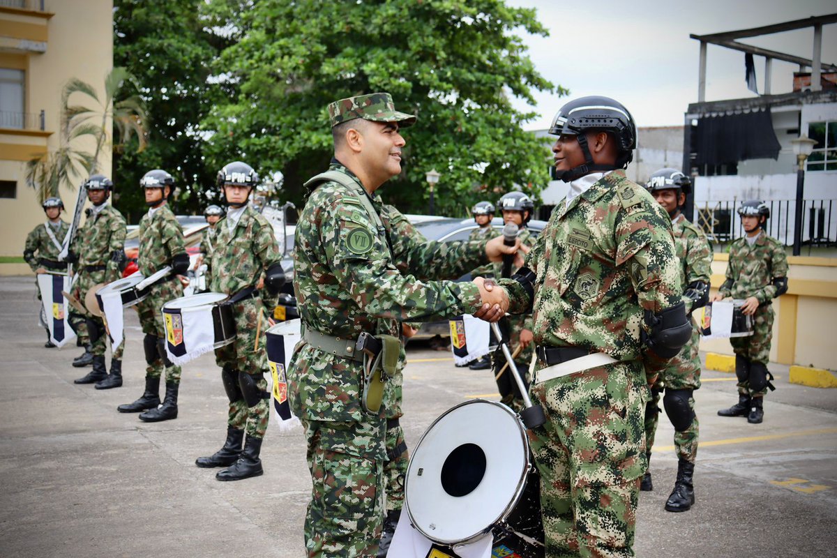 Ejercito_Div7's tweet photo. #AEstaHora | En Puerto Berrío, Ant, mediante una relación general, el coronel Manuel Enrique González Díaz, comandante de la #Brigada14, agradece a todo el personal que integra esta unidad por su ardua labor y compromiso diario para cumplir la misión.

#PatriaHonorLealtad https://t.co/uebtWxKeq2