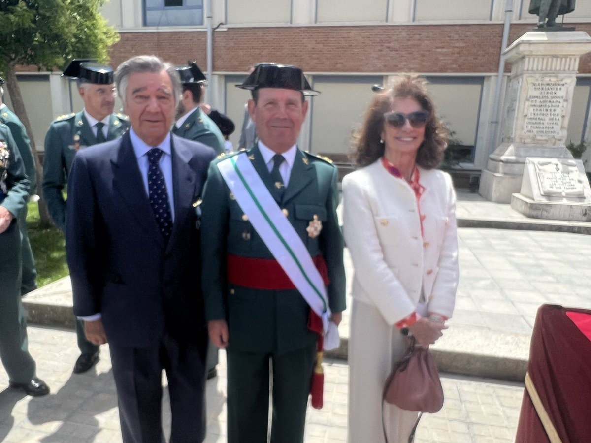 luis_j_gonzalez's tweet photo. Un honor recibirla en nombre de todos los Farmaceuticos y de TODA la anterior Junta del COFM. Muchas Gracias https://t.co/vB6PIp2ztD