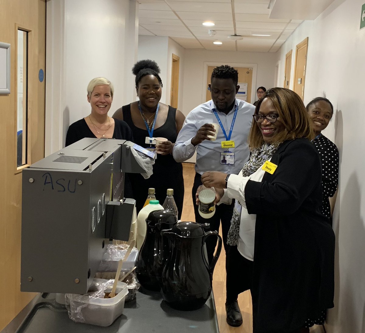 A beautiful way to end the week @NorthMidNHS @NMITCommunity by spending time with staff during the #teatrolley run with @SholaAdegoroye Thank you everyone for being so amazing 🤩 & for letting us chill in your offices with AC 🥵 #staffwellbeing #heatwave