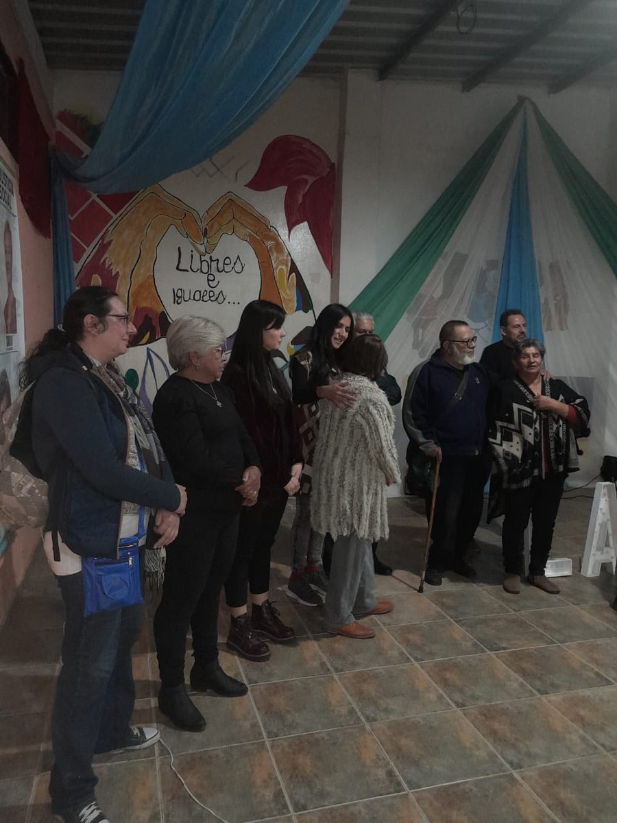Debra_laBase's tweet photo. En este cierre de campaña, pero que es un comienzo de algo mucho más grande, no puedo dejar de mencionar a todas las personas que caminamos los barrios, escuchando a l@s vecinos, militando,  abrazando y  conmoviendonos hasta las lágrimas. 

Hasta la victoria compañer@s. 🇦🇷✌🏽🧉 https://t.co/xXcBQdPZMn