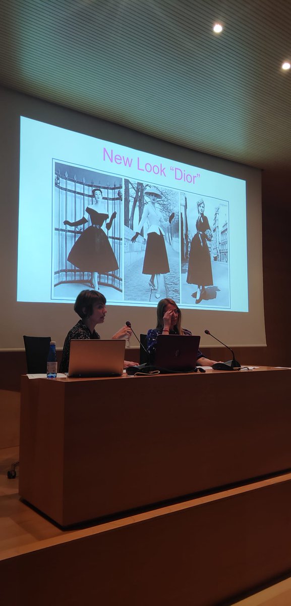 FestivalCineALC's tweet image. 👉🏼 Anís Martín de #EscuelaVIRMA nos habló sobre 'La historia de la alta costura en el cine'.
👉🏼 Soraya Andreu de #LANOVA impartió la masterclass 'Calzado para vestuario en el cine: proceso creativo'.