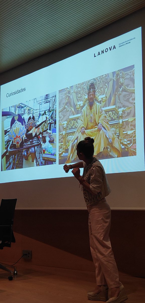 FestivalCineALC's tweet image. 👉🏼 Anís Martín de #EscuelaVIRMA nos habló sobre 'La historia de la alta costura en el cine'.
👉🏼 Soraya Andreu de #LANOVA impartió la masterclass 'Calzado para vestuario en el cine: proceso creativo'.