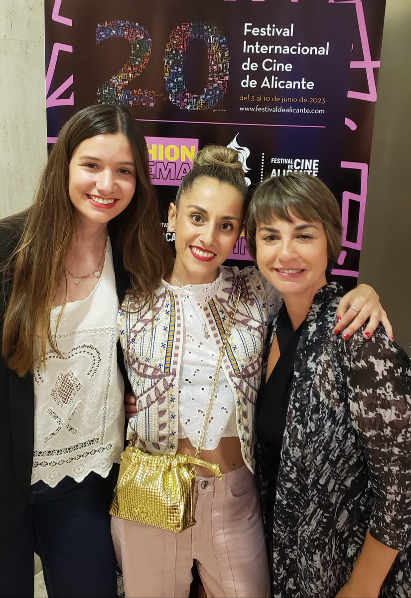 FestivalCineALC's tweet image. 👉🏼 Anís Martín de #EscuelaVIRMA nos habló sobre 'La historia de la alta costura en el cine'.
👉🏼 Soraya Andreu de #LANOVA impartió la masterclass 'Calzado para vestuario en el cine: proceso creativo'.