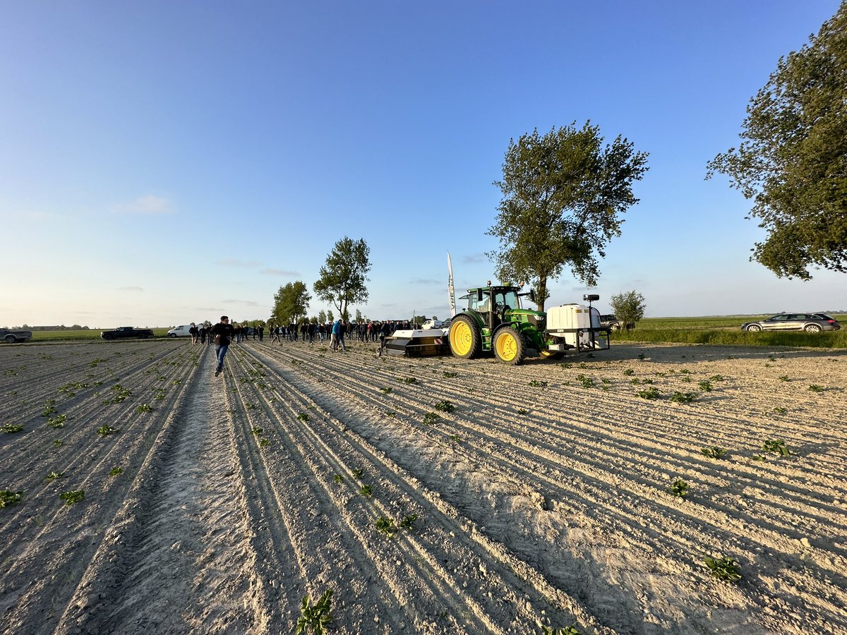 Veel interesse voor de <a href="/ecorobotix/">Ecorobotix</a> ARA gisteravond. Blij met alle enthousiaste boeren, loonwerkers en gewasadviseurs.  Mooi georganiseerd in samenwerking met <a href="/LTONoord/">LTO Noord</a> het Hogeland, <a href="/Profytodsd/">Profytodsd</a> en <a href="/abemec/">Abemec</a> Onderdendam. Meer info? Kijk op Doorgrond.nl