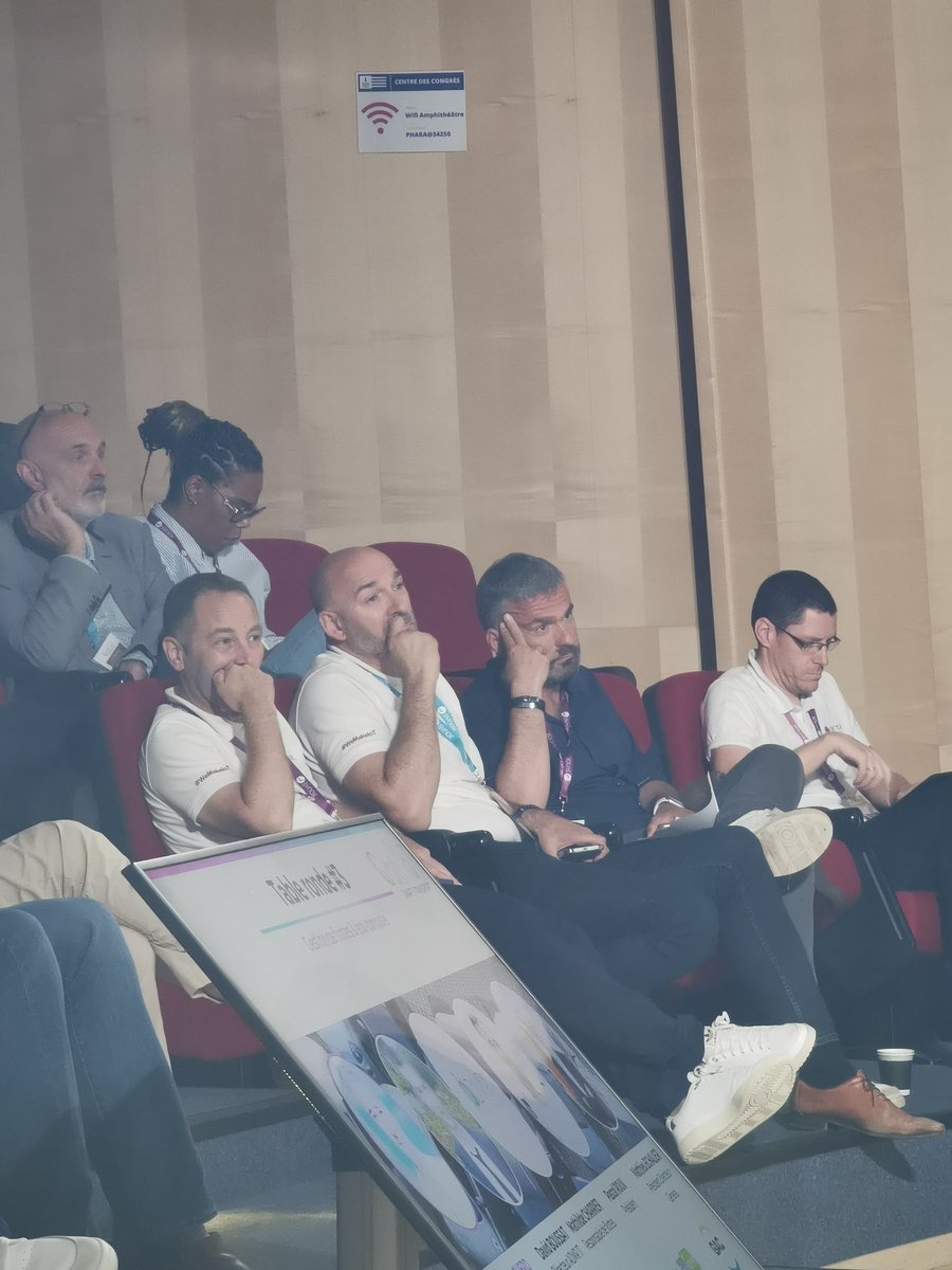 NiinyBa's tweet photo. #capiot2023 
Concentration à 100% au premier rang 🤓 https://t.co/vq1p5Ael2K