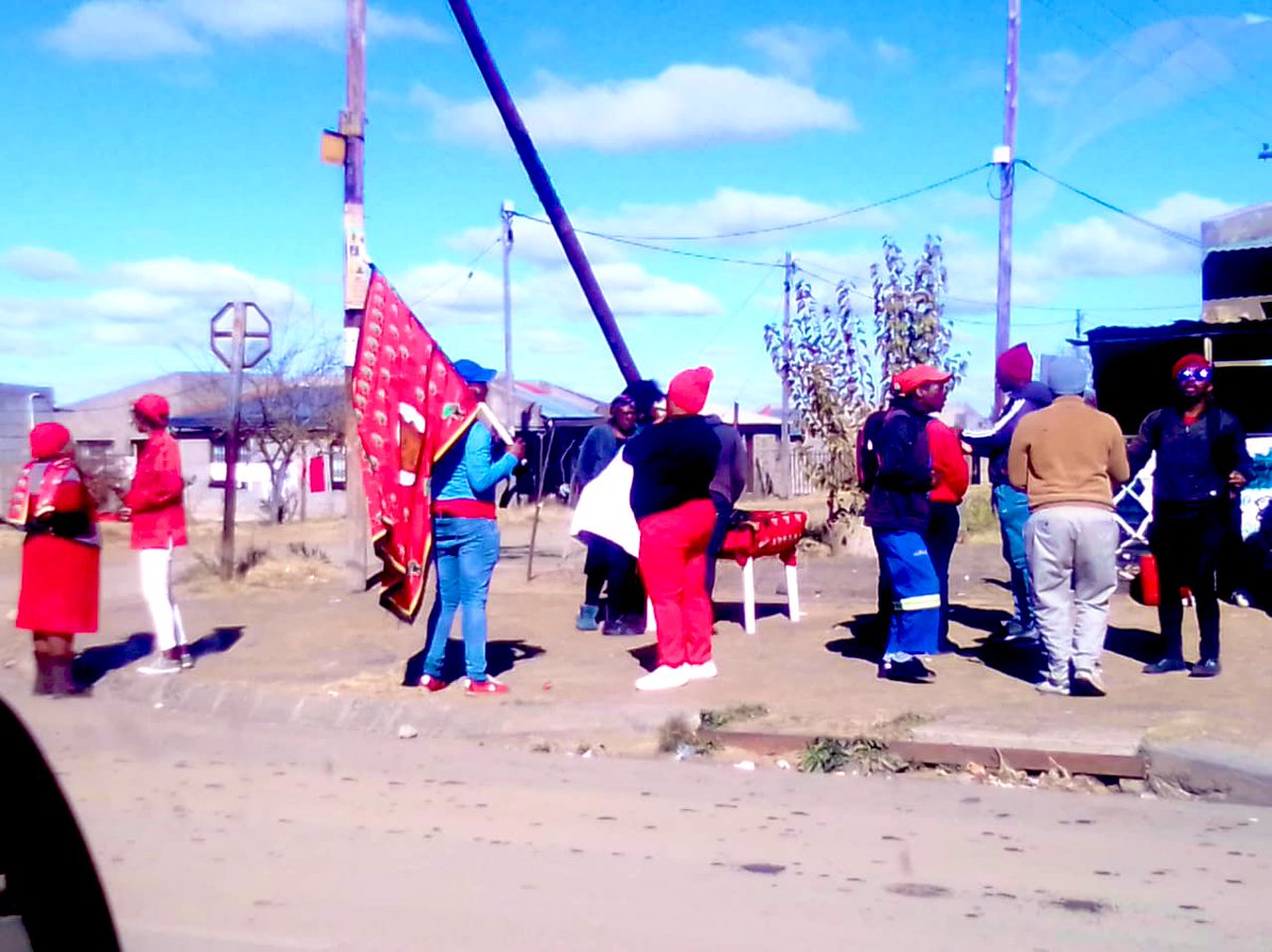 ♦️In Pictures♦️

#EFFRedFriday program in ward29 Mangaung. 

Preparations for the removal of ANC government in Mangaung have already began. 

#RegisterToVoteEFF dial *134*20024# and follow the steps on your mobile phone.