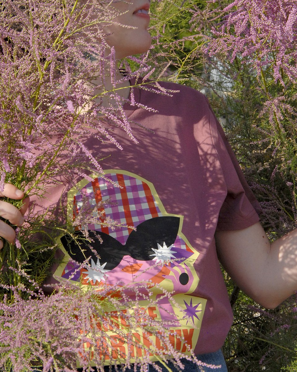 Et toujours une coupe classique iconique, col large rond, manches à roulotter ou pas, comme on aime
lesvichyssoises.com/lulu-la-nantai…

#tshirt #bio #vichy #gingham #carreauvichy #vichylover #vichyaddict #pop #summer #damedecarreaux