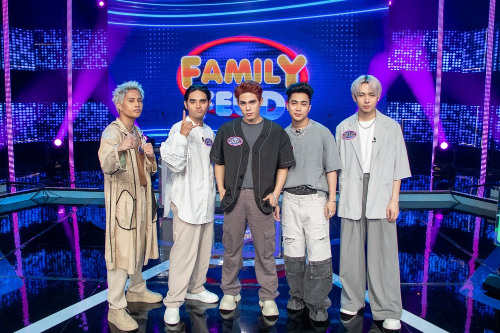 FamilyFeudPH's tweet photo. The season finale is here! Tumutok na sa #FamilyFeudPH ngayon na, Kapuso Fam! Dahil andito na ang #SB19! 

#FamilyFeudSB19 | June 9, 2023
#FamilyFeudPH https://t.co/9x25WfIB32