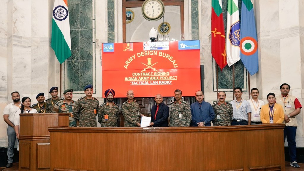 DDNewslive's tweet photo. #IndianArmy signed the contract for procurement of Tactical LAN Radio #TACLAN today.
The #TACLAN will provide significant capability enhancement in long-range secure communication for troops deployed in difficult terrain conditions.
#defence #Army @DefenceMinIndia https://t.co/oHEzzzeTIw