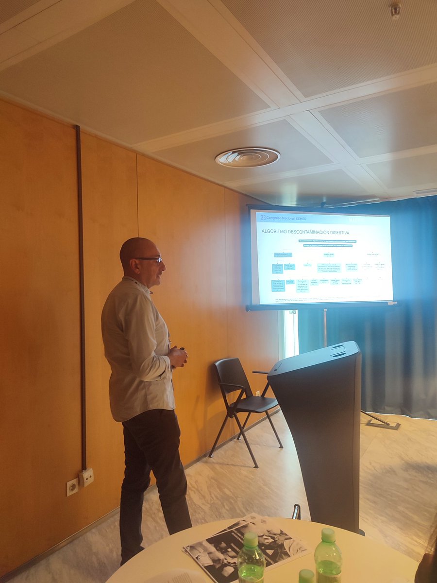 En comunicaciones orales de #SEMES2023 2 enfermeros referentes y expertos del Área de Urgencias de <a href="/hospitalclinic/">Hospital Clínic</a>.  
<a href="/gemmagallardog/">Gemma Gallardo</a>