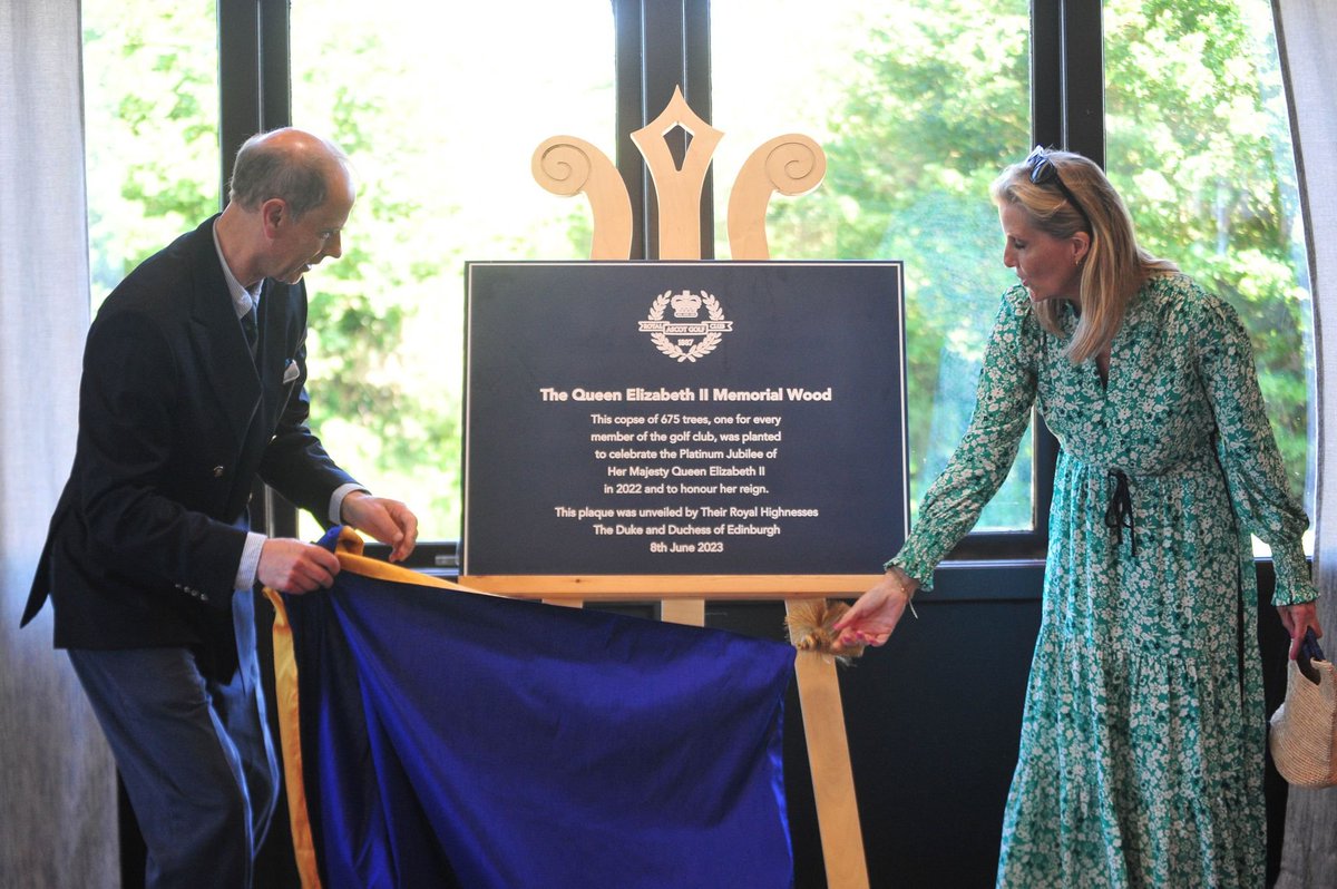 Edward and Sophie yesterday opening The QEII Memorial Wood, in Berkshire 💙 
#TheDukeofEdinburgh 
#TheDuchessofEdinburgh 

📷With a kind thank you to @thegolfbusiness for these photos!  

You can check them here: linkedin.com/posts/thegolfb…