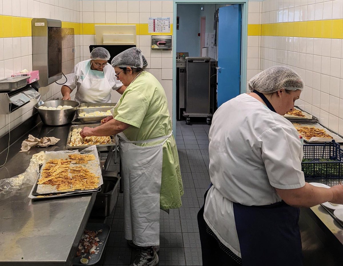 College_Peguy03's tweet photo. Semaine #agrilocal @College_Peguy03 : M.Germond, notre chef, et toute son équipe ont mis les petits plats dans les grands pour valoriser les produits de notre terroir #bourbonnais ! Merci! Toujours investis, toujours prêts! @DSDEN_03 @Allierdpt @GCubertefon @acclermont https://t.co/z1zIa2S0cs