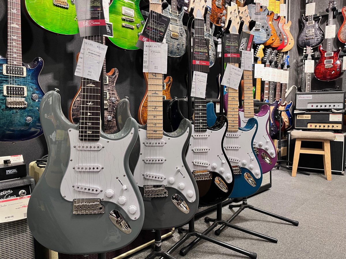 ishibashichamz's tweet image. 【#PRSフロア】#新入荷速報

SE Silver Skyの新色2色とメイプル指板仕様が本日御茶ノ水本店に入荷しました✨✨

只今急いで商品ページ製作中🏃💨
現在店頭にて展示販売中ですのでお問い合わせ等は御茶ノ水本店PRSフロアまでどうぞ🙇

@PRSGuitarsJapan #PRS #Silversky