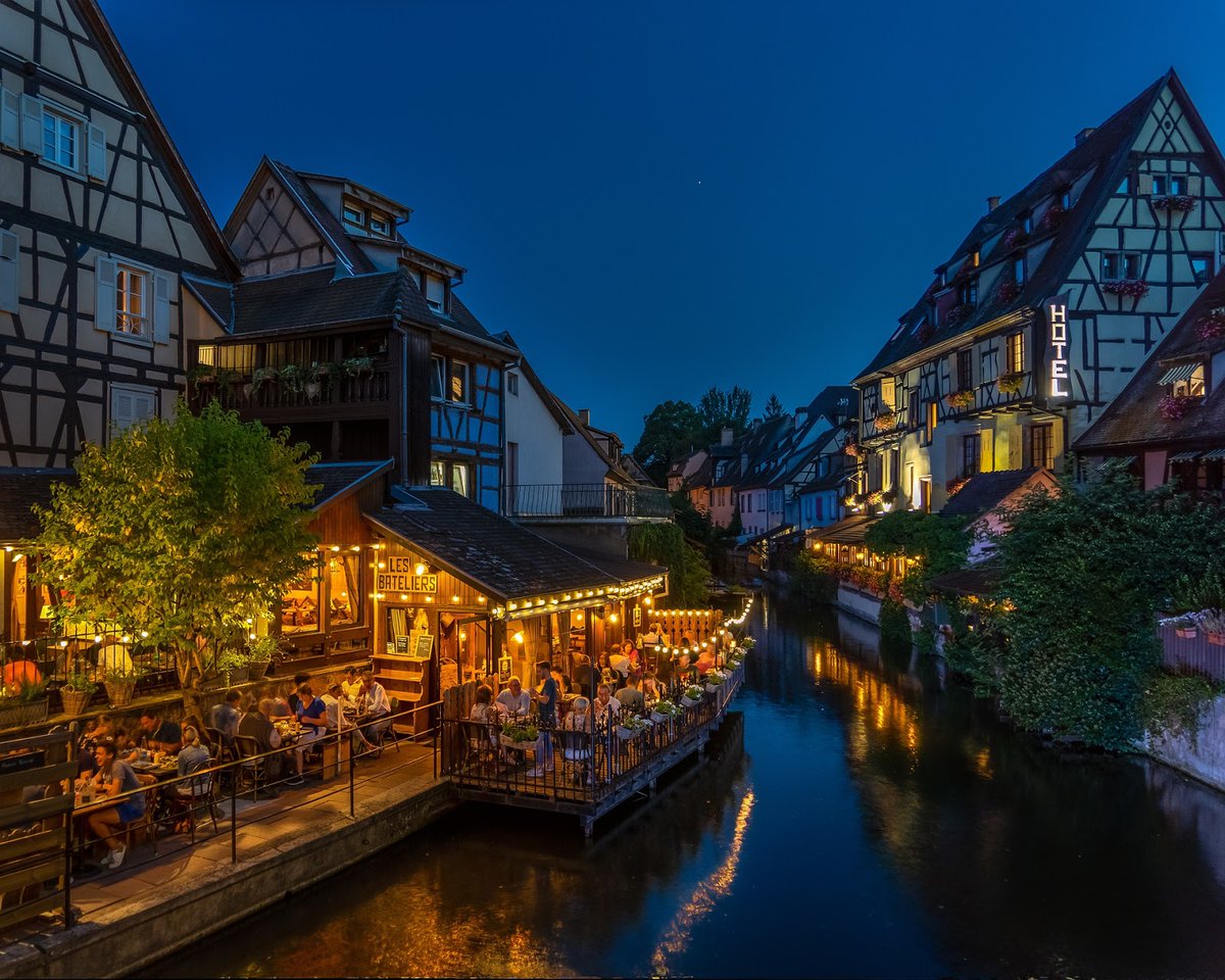 Pasear por Colmar es como hacerlo dentro de un cuento de Hadas. Casas de entramado de madera con paredes de colores y fachadas decoradas con rótulos en forja, la convierten en una ciudad que parece haber sido sacada de un cuento. juanjodalama.blogspot.com/2020/01/colmar…

#LugaresConEncanto