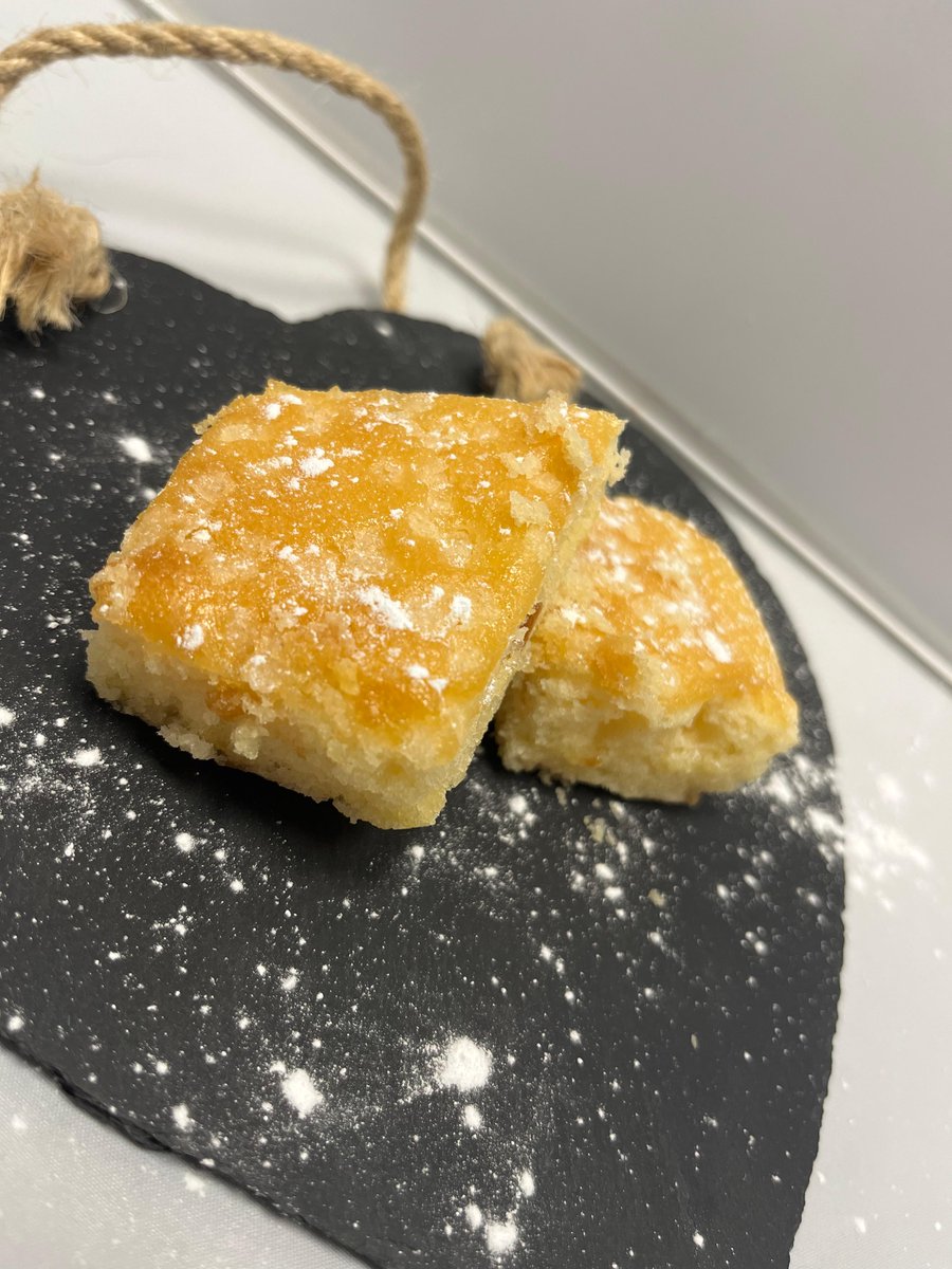 Happy Lemon drizzle cake day! 🍰🍋

Did you know that 40% of the nation has said their favourite cake is a lemon drizzle? 

Head over to delicious-ideas.com/brands/delicio… to find our zesty cake slices. 

#catering #cateringmanagers #snacks #cakelsices #lemondrizzle #deliciousideas