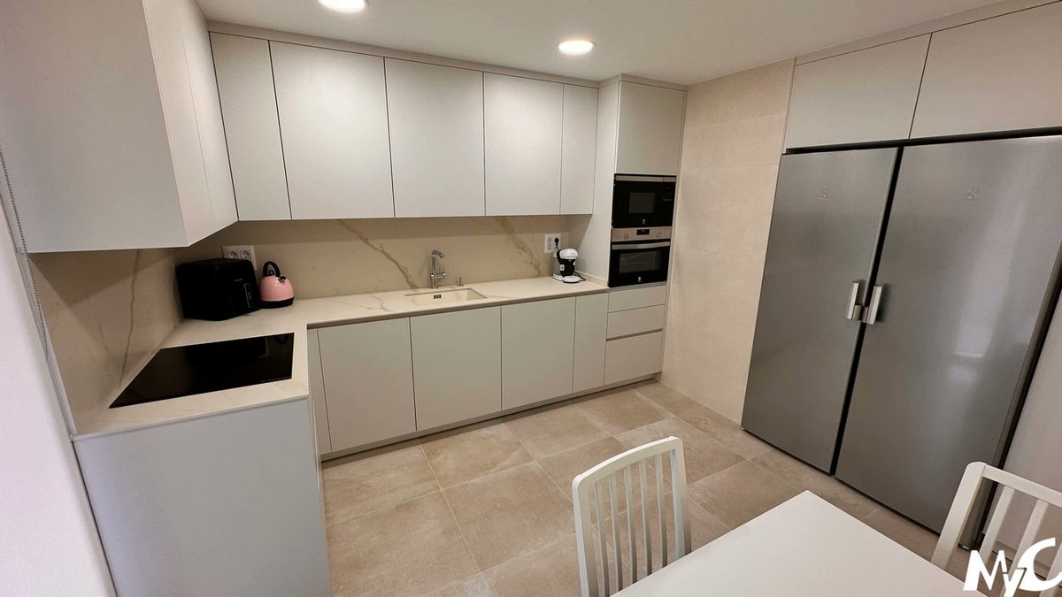 mycandosilla's tweet photo. Os presentamos un proyecto de cocina con columnas integradas en la pared. Cocina en crema mate con tirador gola a tono con encimera y frente en encimera cerámica Calacata oro 1.2 cm.
Puntos a destacar en este proyecto; columnas integradas con frigoríficos by side. https://t.co/gylYkkRTdD