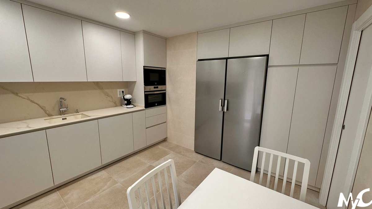 mycandosilla's tweet photo. Os presentamos un proyecto de cocina con columnas integradas en la pared. Cocina en crema mate con tirador gola a tono con encimera y frente en encimera cerámica Calacata oro 1.2 cm.
Puntos a destacar en este proyecto; columnas integradas con frigoríficos by side. https://t.co/gylYkkRTdD