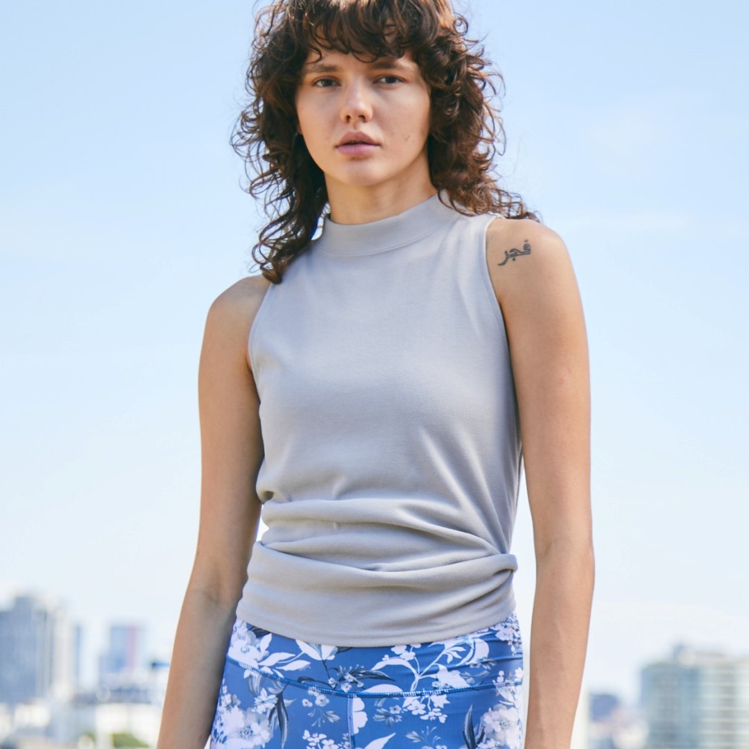 puravida_yoga's tweet photo. #Julier デイリーにも使いやすいデザインのおしゃれな2WAYプルオーバー。後ろのスリットを結ぶとダウンドッグなど逆転のポーズもめくれることなく安心です。

☑︎101326039
[Julier] フィールフライスハイネックプルオーバー
¥9,900
https://t.co/km1CD7JDwf

#ダイエット #ボディメイク #筋トレ https://t.co/1ZCcuZ0D3a