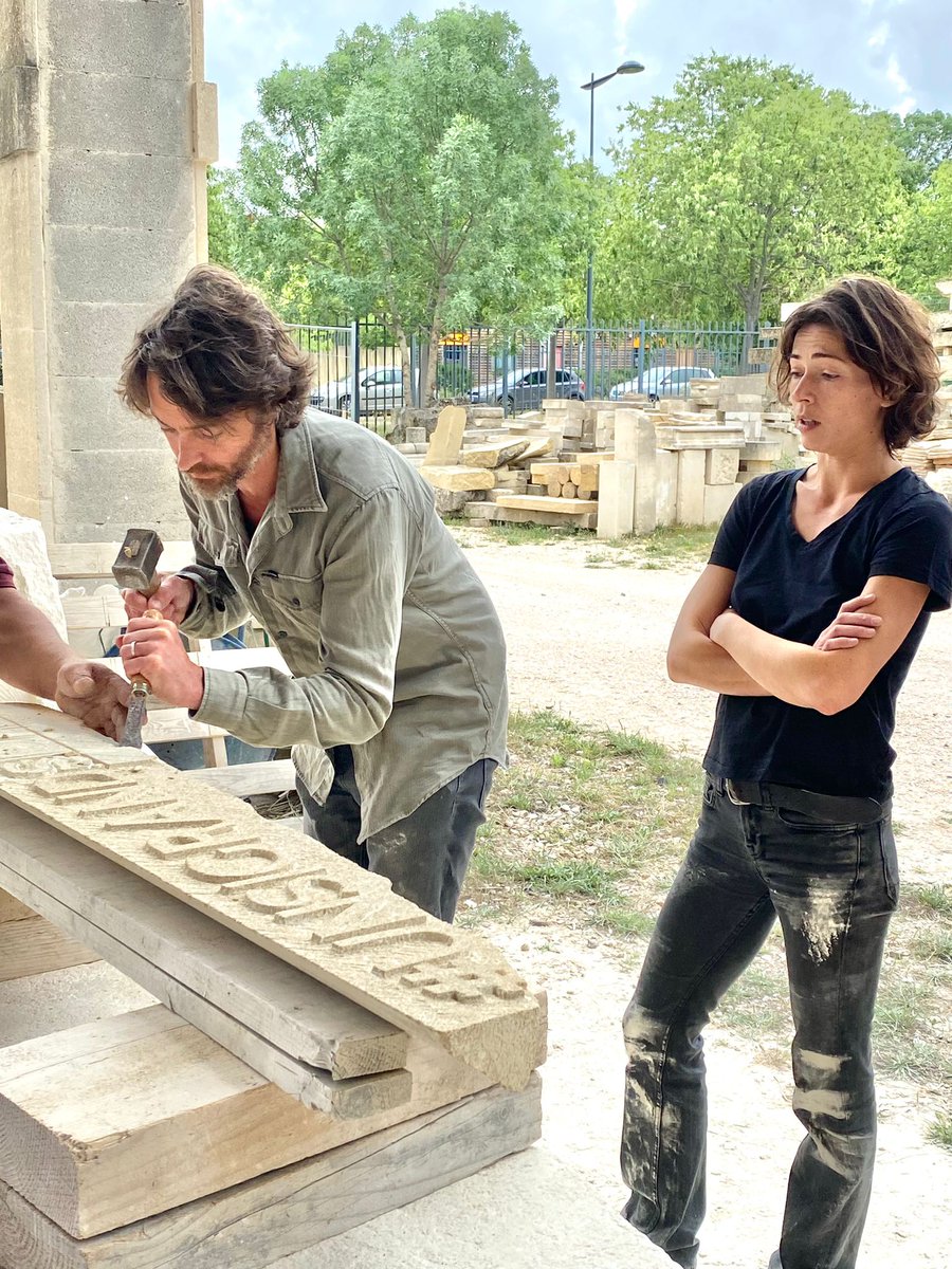 CMA_HERAULT's tweet photo. 🔴#SemaineArtisanat #semainedelartisanat
#MalyaRoman et #HubertBenhamdine, acteurs du feuilleton #Unsigrandsoleil relèvent le défi #Artisandunjour en s'initiant à la #sculpture au #Pouget dans l'Atelier Frederic MATAN aux côtés de Christian POUJOL psdt #CMA34 VP CMAR Occitanie https://t.co/tBbzho2b57
