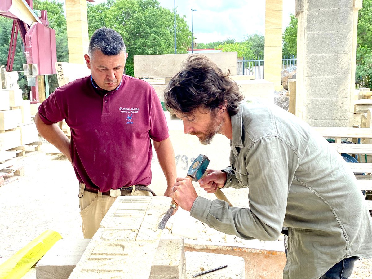 CMA_HERAULT's tweet photo. 🔴#SemaineArtisanat #semainedelartisanat
#MalyaRoman et #HubertBenhamdine, acteurs du feuilleton #Unsigrandsoleil relèvent le défi #Artisandunjour en s'initiant à la #sculpture au #Pouget dans l'Atelier Frederic MATAN aux côtés de Christian POUJOL psdt #CMA34 VP CMAR Occitanie https://t.co/tBbzho2b57