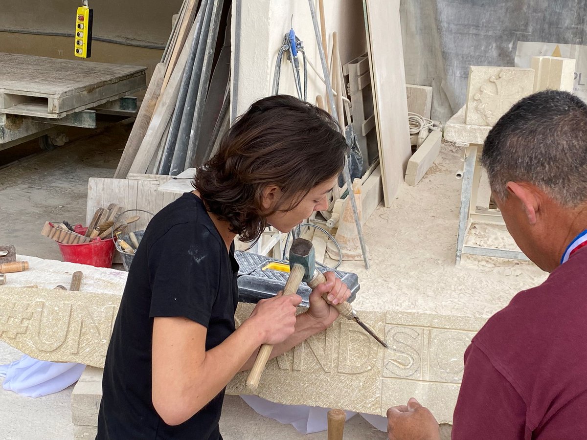 CMA_HERAULT's tweet photo. 🔴#SemaineArtisanat #semainedelartisanat
#MalyaRoman et #HubertBenhamdine, acteurs du feuilleton #Unsigrandsoleil relèvent le défi #Artisandunjour en s'initiant à la #sculpture au #Pouget dans l'Atelier Frederic MATAN aux côtés de Christian POUJOL psdt #CMA34 VP CMAR Occitanie https://t.co/tBbzho2b57