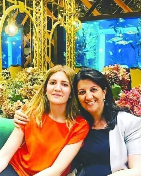 umutnimetatas's tweet photo. Soldaki yaşasın diye sağdaki ölüme gönderiliyor ! Soldaki Kürtlerin adını kullanan pervinin çocuğu .. Sağdaki Pervinin çocuğu ülke ülke gezsin yesin içsin diye kandırılan bu gün yakalanan bir Kürt çocuğu … https://t.co/nWmCJyj7yL